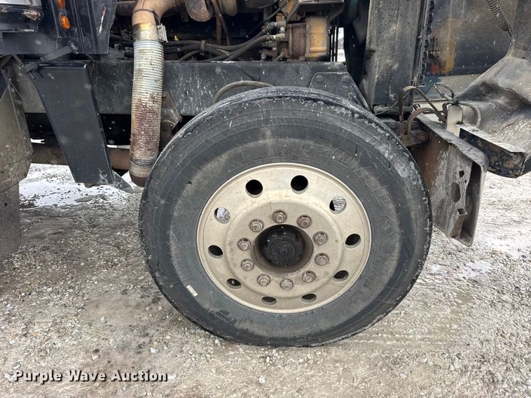 image for item ER0338 1984 Peterbilt 359 semi truck