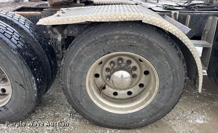 image for item ER0338 1984 Peterbilt 359 semi truck