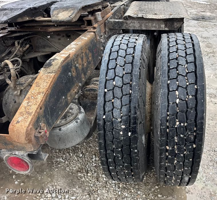 image for item ER0338 1984 Peterbilt 359 semi truck