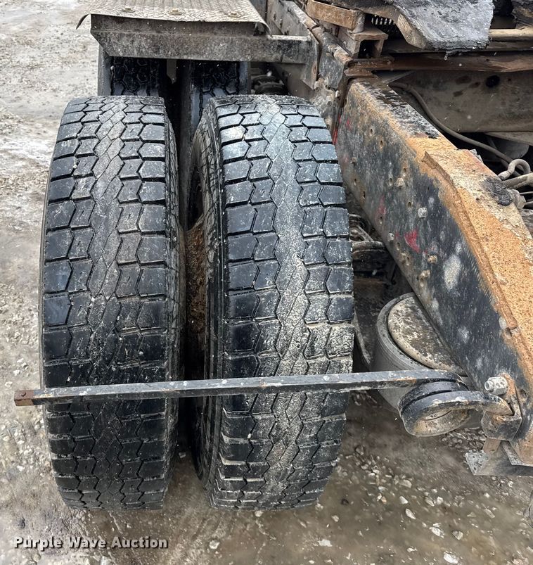 image for item ER0338 1984 Peterbilt 359 semi truck