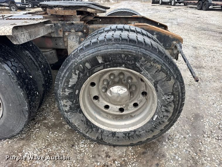 image for item ER0338 1984 Peterbilt 359 semi truck