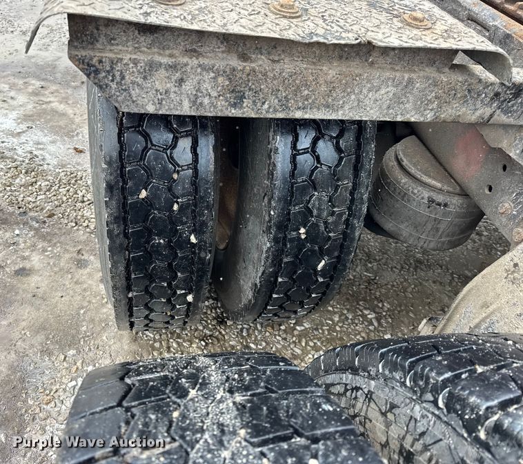 image for item ER0338 1984 Peterbilt 359 semi truck