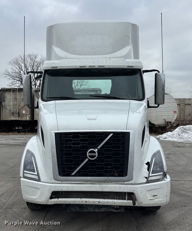 image for item ER0339 2021 Volvo VNR semi truck