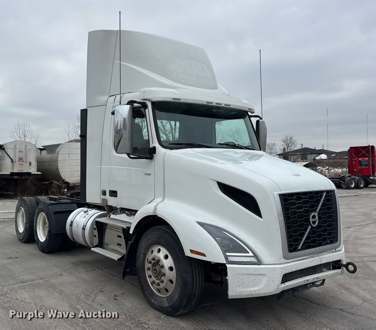 image for item ER0339 2021 Volvo VNR semi truck