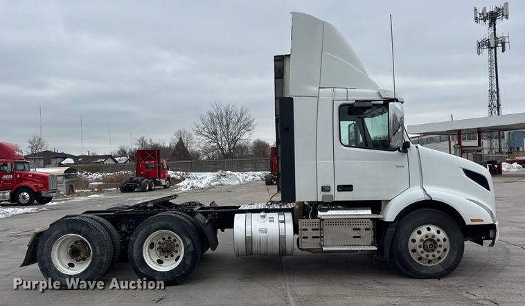 image for item ER0339 2021 Volvo VNR semi truck