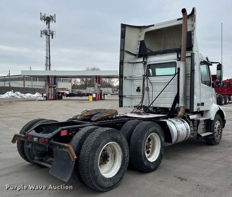 image for item ER0339 2021 Volvo VNR semi truck