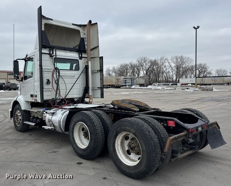 image for item ER0339 2021 Volvo VNR semi truck