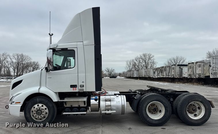 image for item ER0339 2021 Volvo VNR semi truck