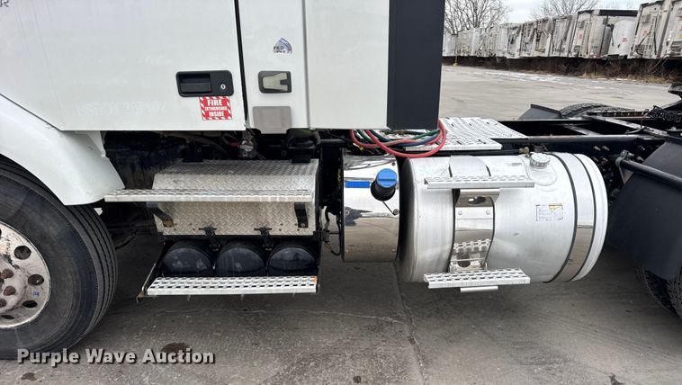 image for item ER0339 2021 Volvo VNR semi truck