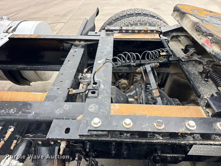 image for item ER0339 2021 Volvo VNR semi truck