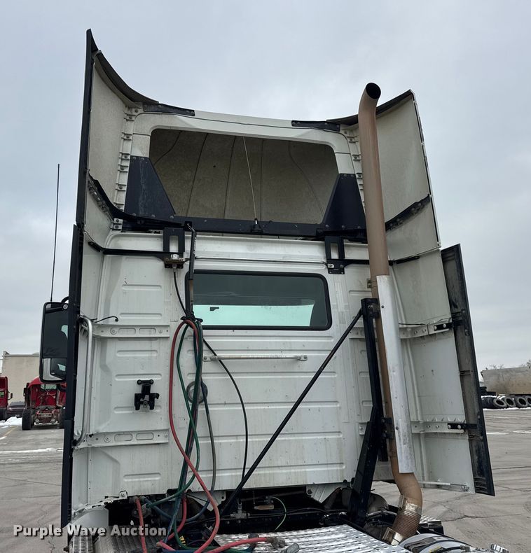 image for item ER0339 2021 Volvo VNR semi truck