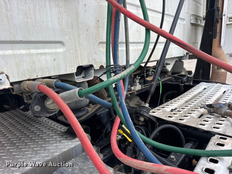 image for item ER0339 2021 Volvo VNR semi truck