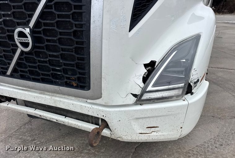image for item ER0339 2021 Volvo VNR semi truck