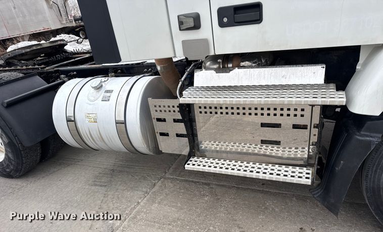 image for item ER0339 2021 Volvo VNR semi truck