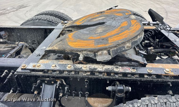 image for item ER0339 2021 Volvo VNR semi truck