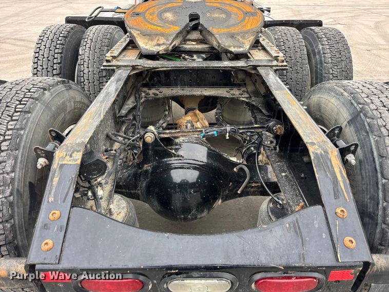 image for item ER0339 2021 Volvo VNR semi truck