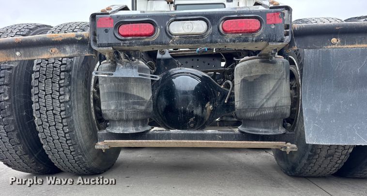 image for item ER0339 2021 Volvo VNR semi truck