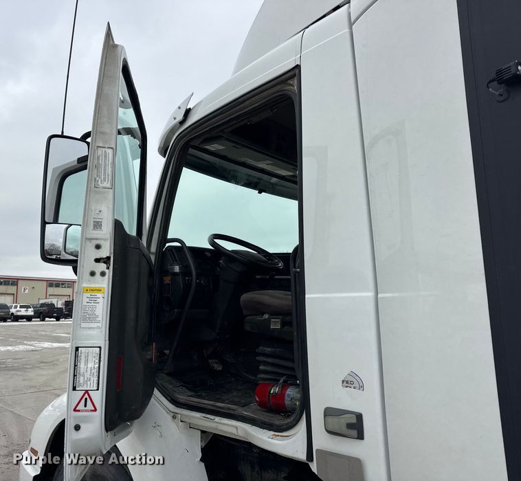 image for item ER0339 2021 Volvo VNR semi truck