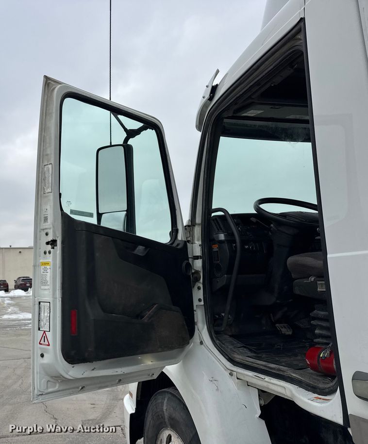 image for item ER0339 2021 Volvo VNR semi truck