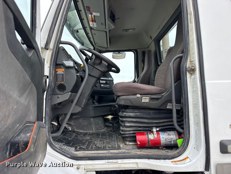 image for item ER0339 2021 Volvo VNR semi truck