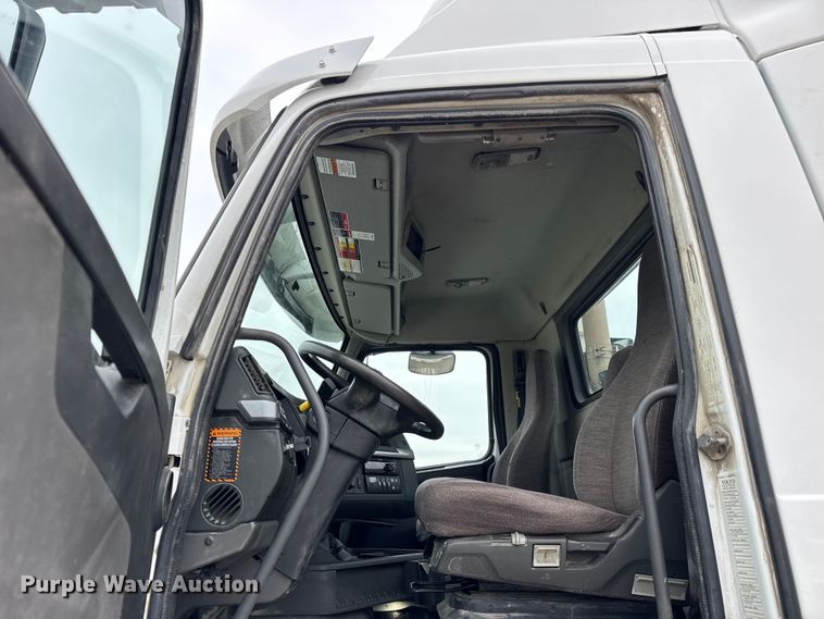 image for item ER0339 2021 Volvo VNR semi truck