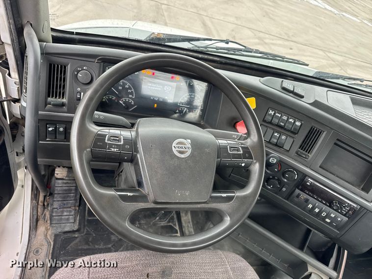 image for item ER0339 2021 Volvo VNR semi truck
