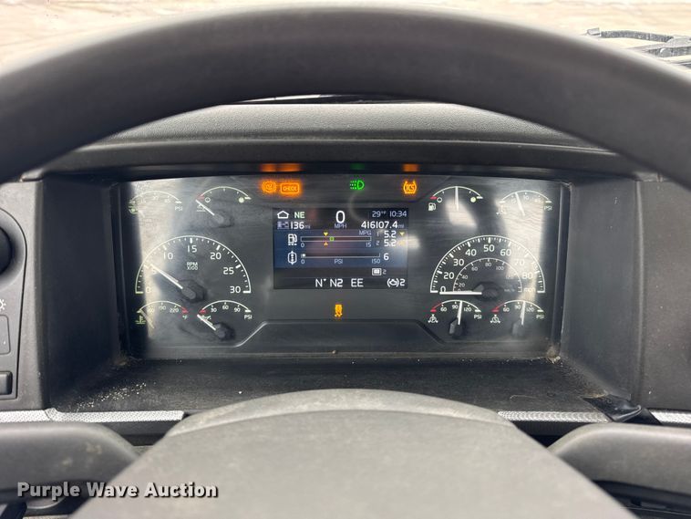 image for item ER0339 2021 Volvo VNR semi truck