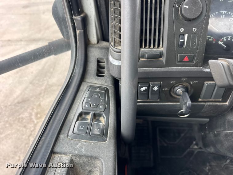 image for item ER0339 2021 Volvo VNR semi truck