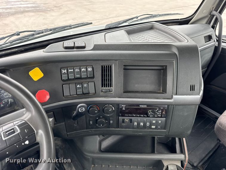 image for item ER0339 2021 Volvo VNR semi truck