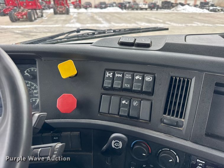 image for item ER0339 2021 Volvo VNR semi truck