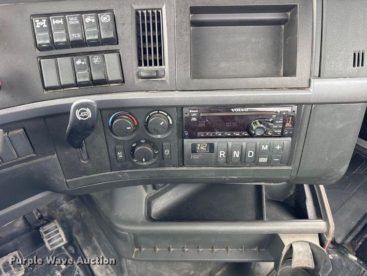 image for item ER0339 2021 Volvo VNR semi truck