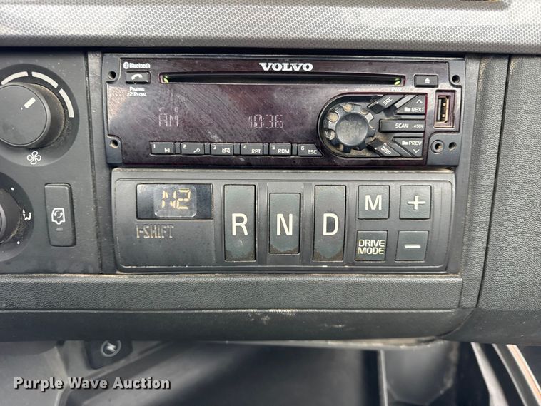 image for item ER0339 2021 Volvo VNR semi truck