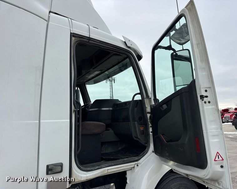 image for item ER0339 2021 Volvo VNR semi truck