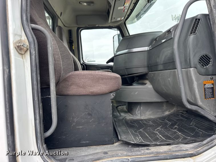 image for item ER0339 2021 Volvo VNR semi truck