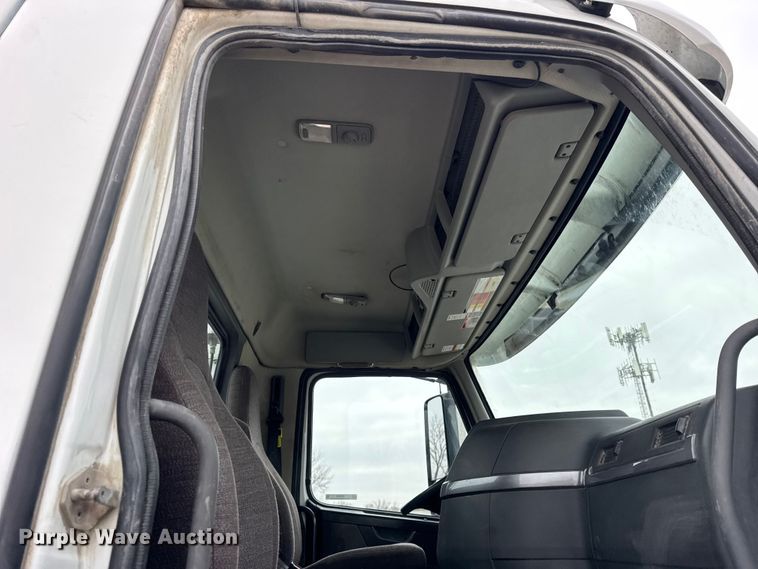 image for item ER0339 2021 Volvo VNR semi truck