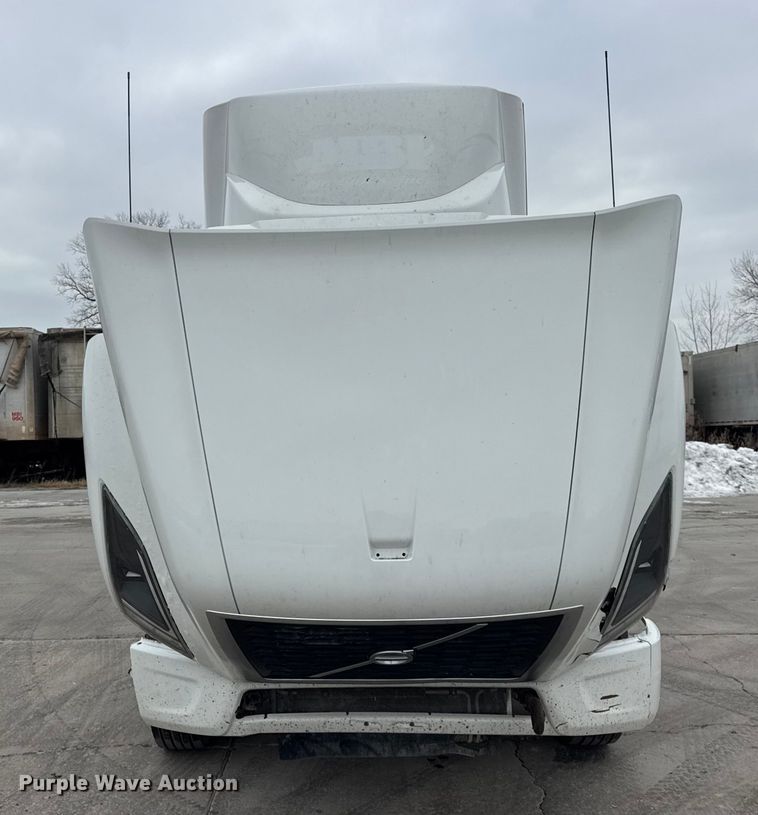 image for item ER0339 2021 Volvo VNR semi truck