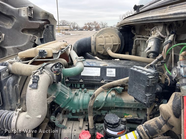 image for item ER0339 2021 Volvo VNR semi truck