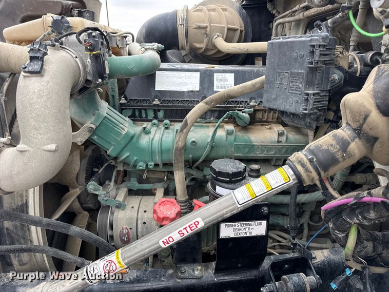 image for item ER0339 2021 Volvo VNR semi truck