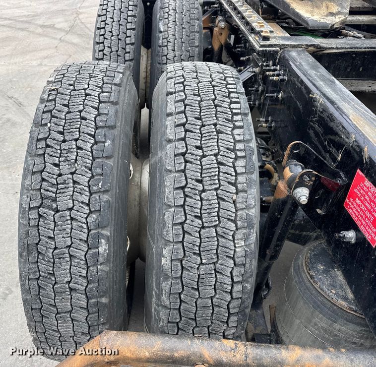 image for item ER0339 2021 Volvo VNR semi truck