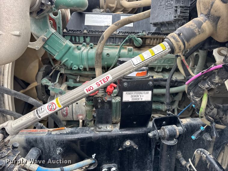 image for item ER0339 2021 Volvo VNR semi truck