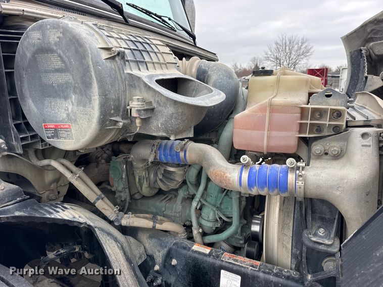 image for item ER0339 2021 Volvo VNR semi truck