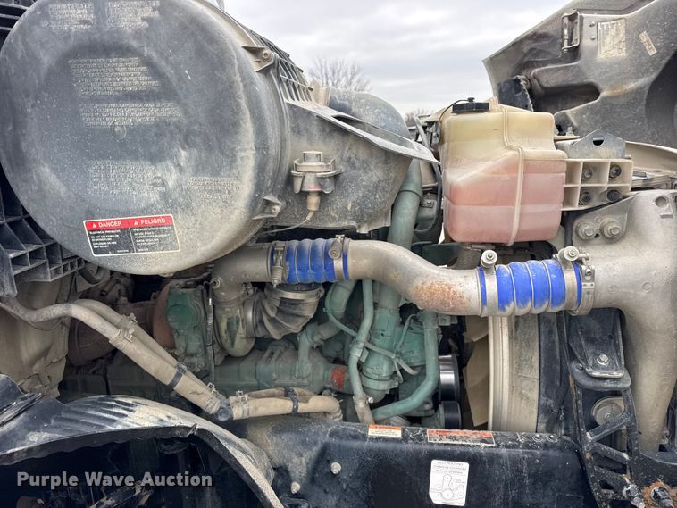 image for item ER0339 2021 Volvo VNR semi truck