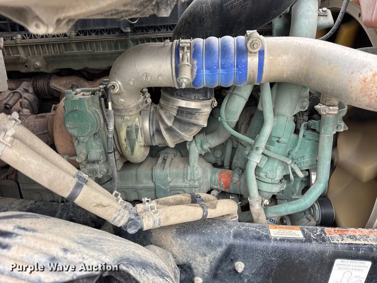 image for item ER0339 2021 Volvo VNR semi truck