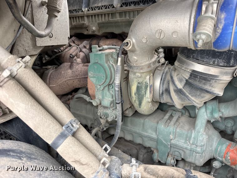 image for item ER0339 2021 Volvo VNR semi truck