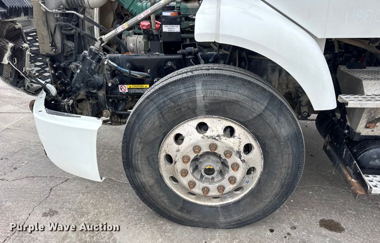 image for item ER0339 2021 Volvo VNR semi truck