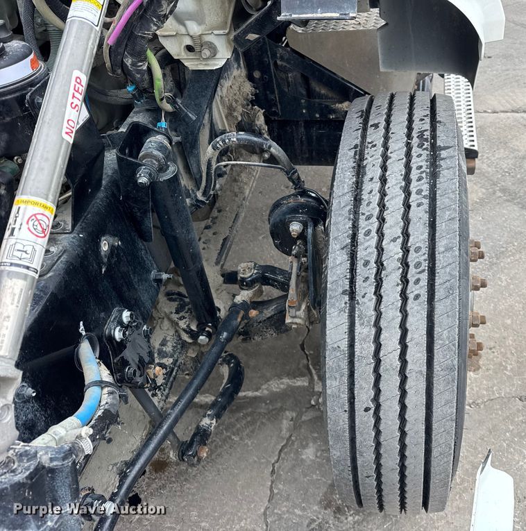 image for item ER0339 2021 Volvo VNR semi truck