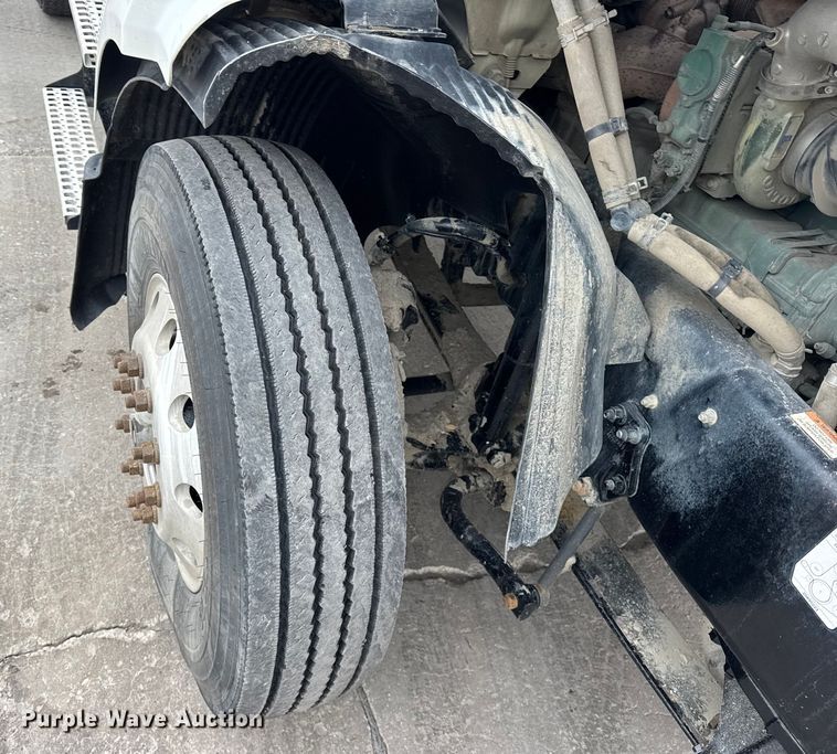 image for item ER0339 2021 Volvo VNR semi truck