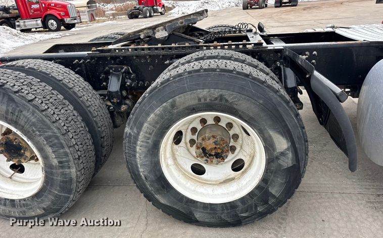 image for item ER0339 2021 Volvo VNR semi truck