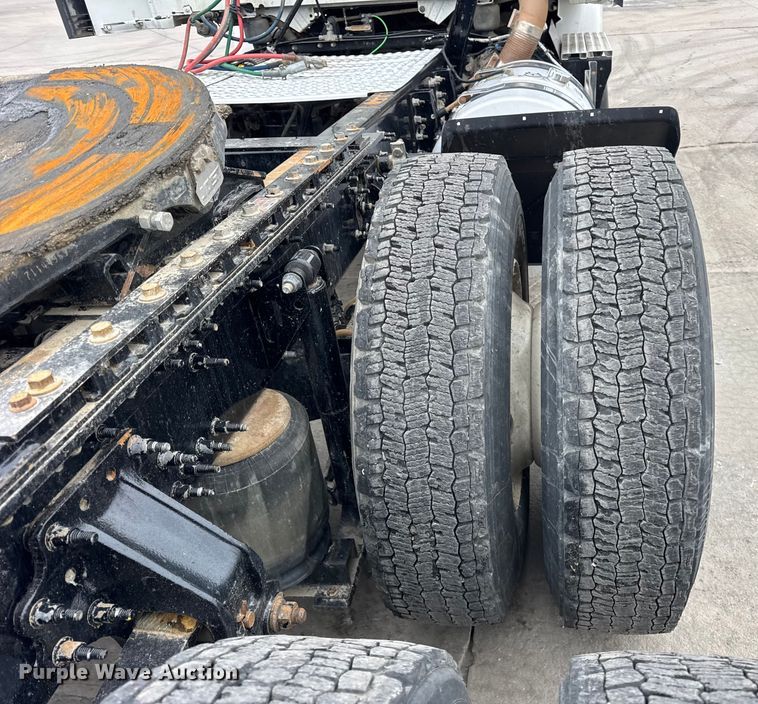 image for item ER0339 2021 Volvo VNR semi truck