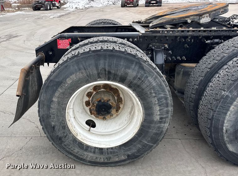 image for item ER0339 2021 Volvo VNR semi truck